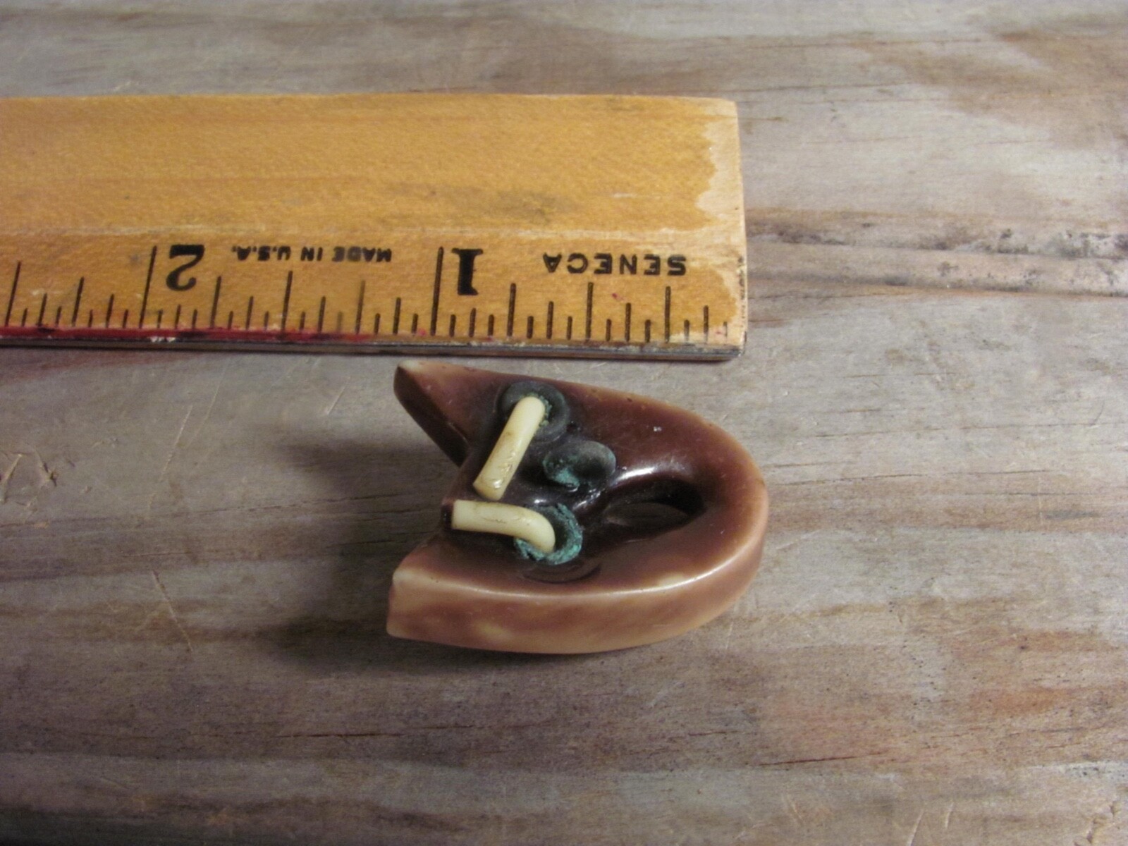Vintage button: realistic clothespin celluloid or extruded ? super cute button!!