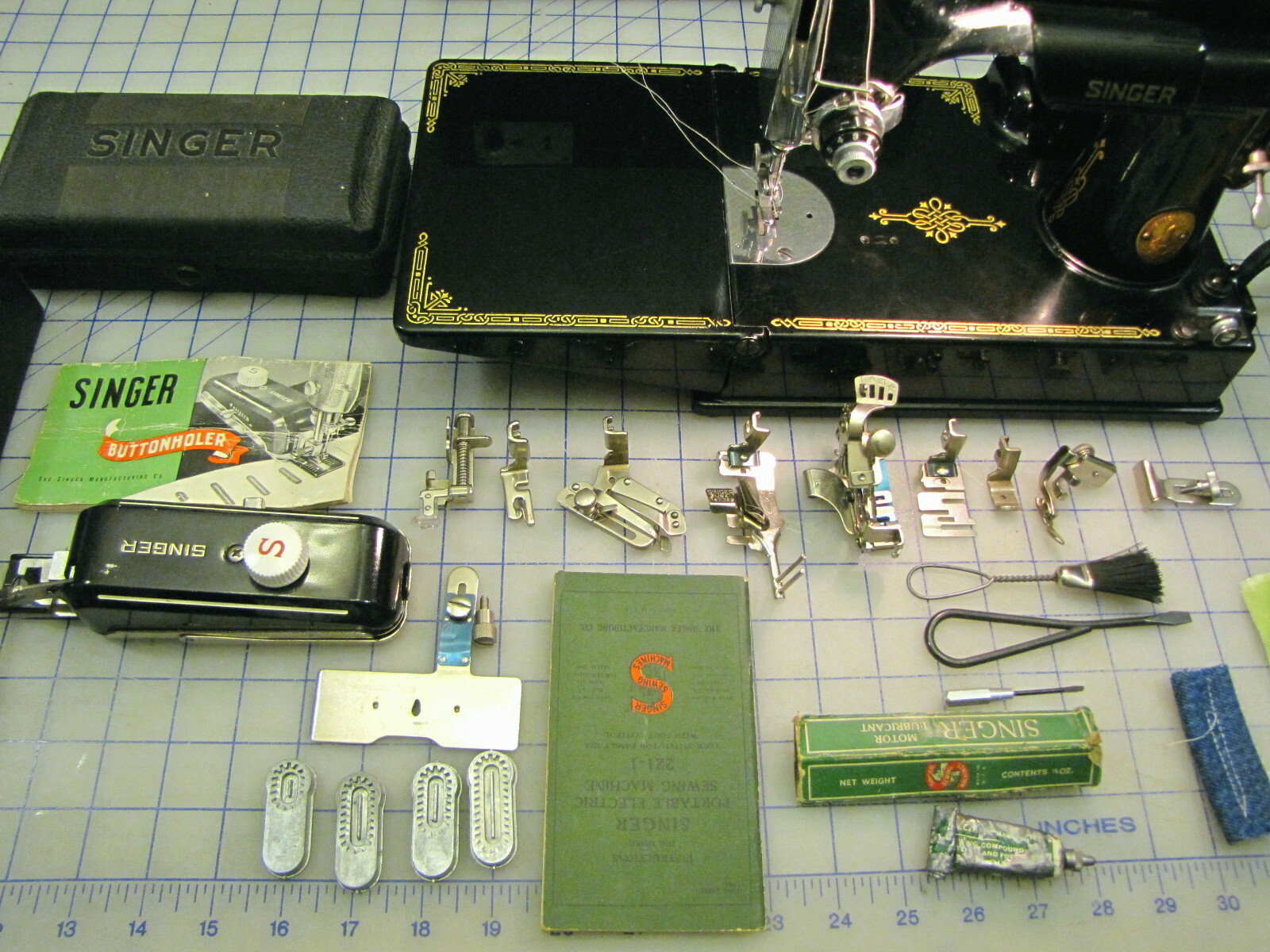 SINGER FEATHER WEIGHT SEWING MACHINE 1950 AJ581587