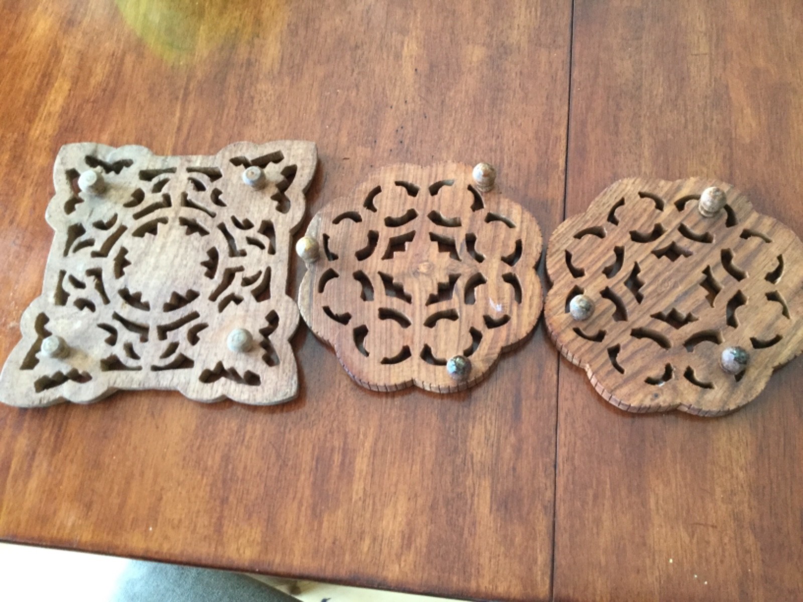 3 TEAK TRIVET WOOD HAND CARVED HOT PLATE FLOWERS LEAF DESIGN FOOTED INDIA VtG