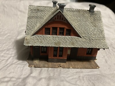 N Scale Cherokee Station  (320E456R6-9)