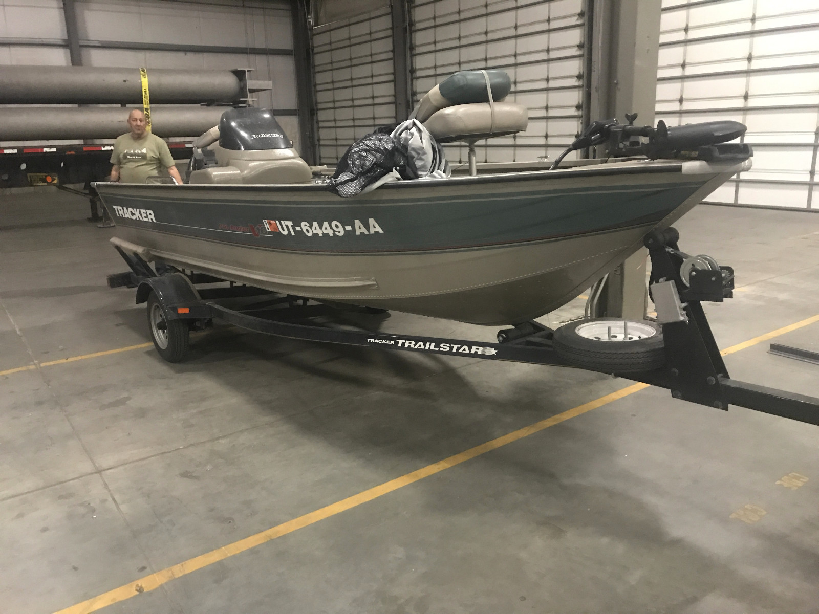 2002 TRACKER PRO ANGLER V16