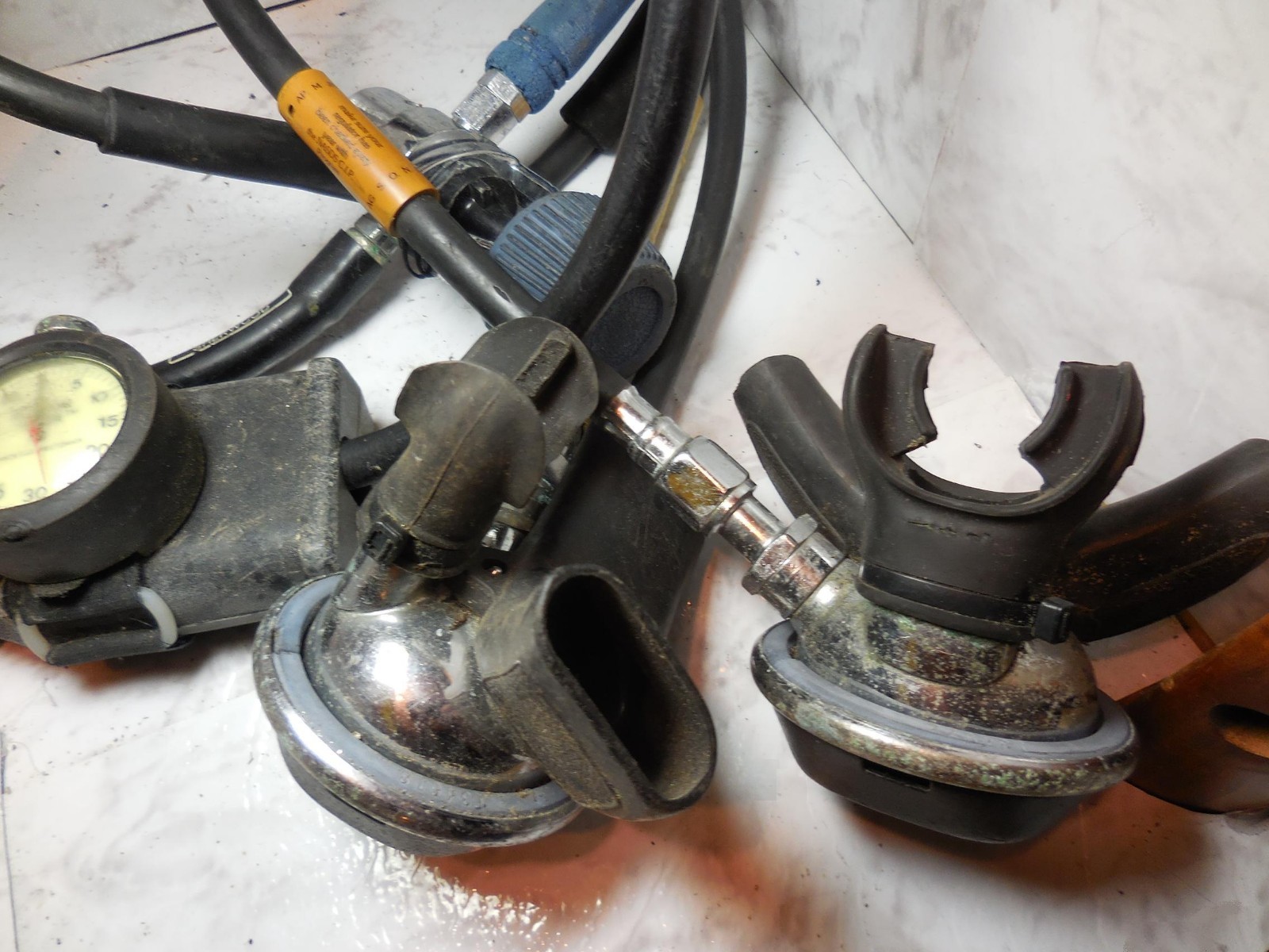 Scuba Pro 4000 Psi Guages, and Sherwood Regulator for parts or rebuild.