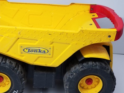 Vintage 2004 Hasbro LARGE Big Yellow Tonka Steel Plastic Dump Truck Red Handle