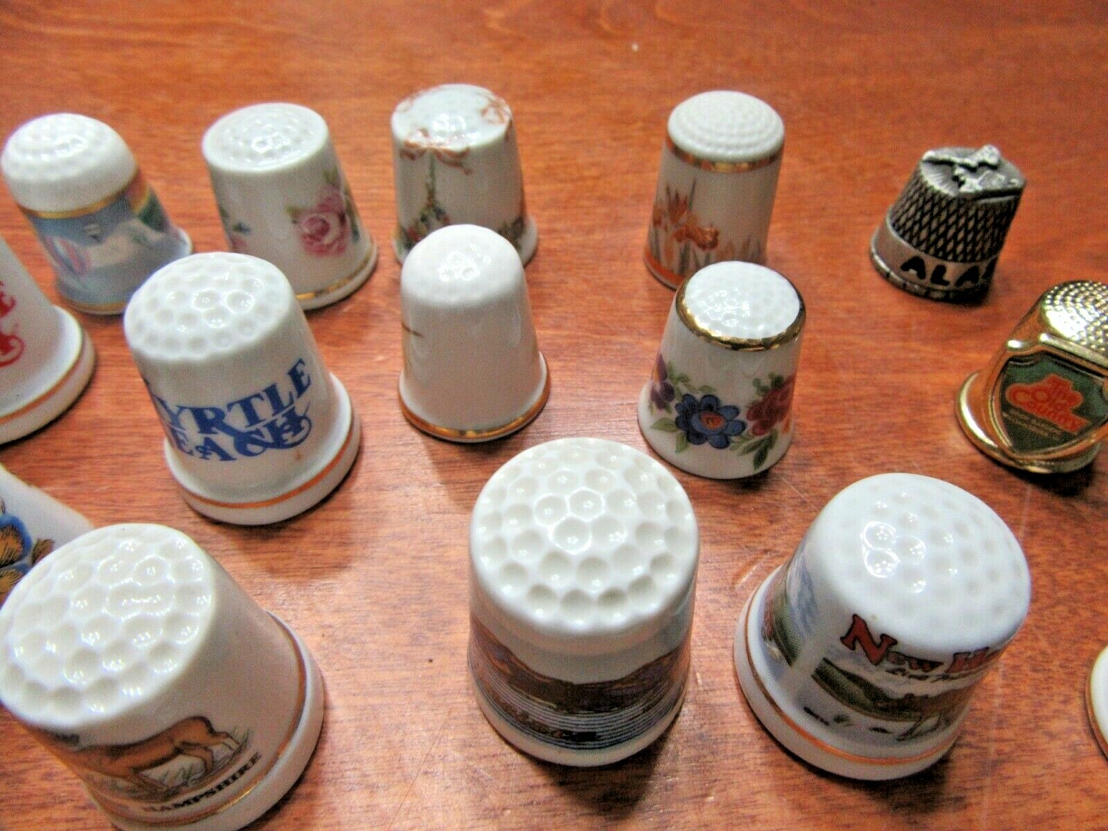 LARGE COLLECTIBLE THIMBLE COLLECTION GROUP / CERAMIC & METAL