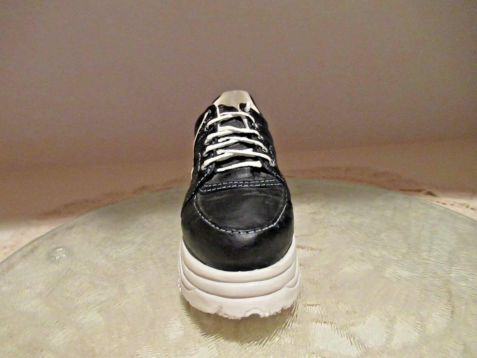 JTRS JUST THE RIGHT SHOE  # 25035.  SNEAKING BY.  1999.  Miniature shoe.
