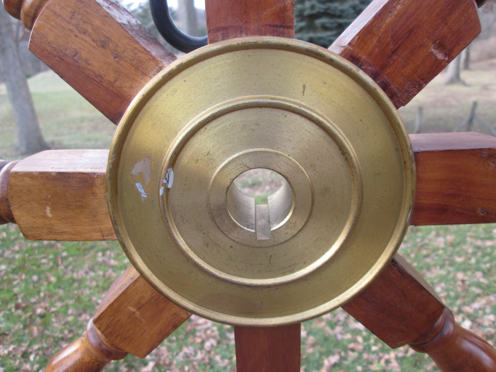 VINTAGE LARGE SHIPS WOODEN AND BRASS STEERING WHEEL. 41