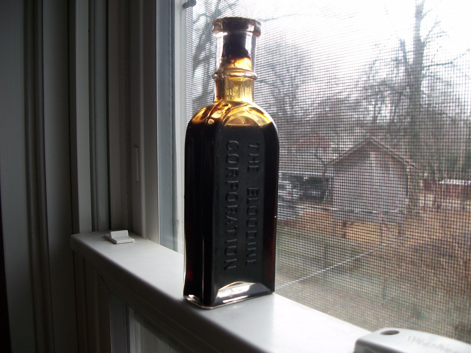 THE BLOODINE CORPORATION 1890 ERA CORKTOP MEDICINE WITH CONTENTS