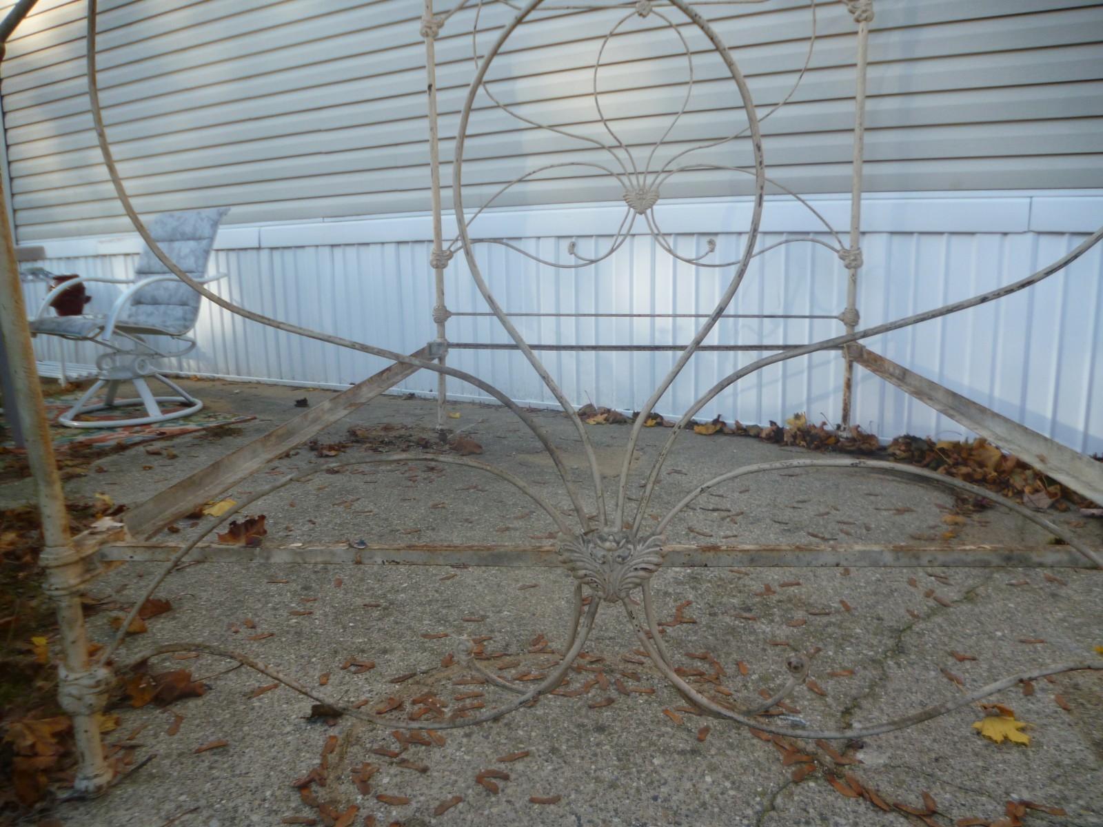 ANTIQUE VICTORIAN LIGHT BULB CAST IRON IRIS BED ARCHITECTURAL Garden YARD Art