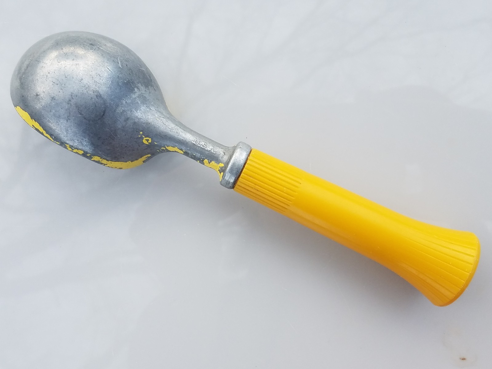 Fantastic Vintage Yellow Heavy Duty Ice Cream Scoop Bonny Prod. Co NY USA WORKS