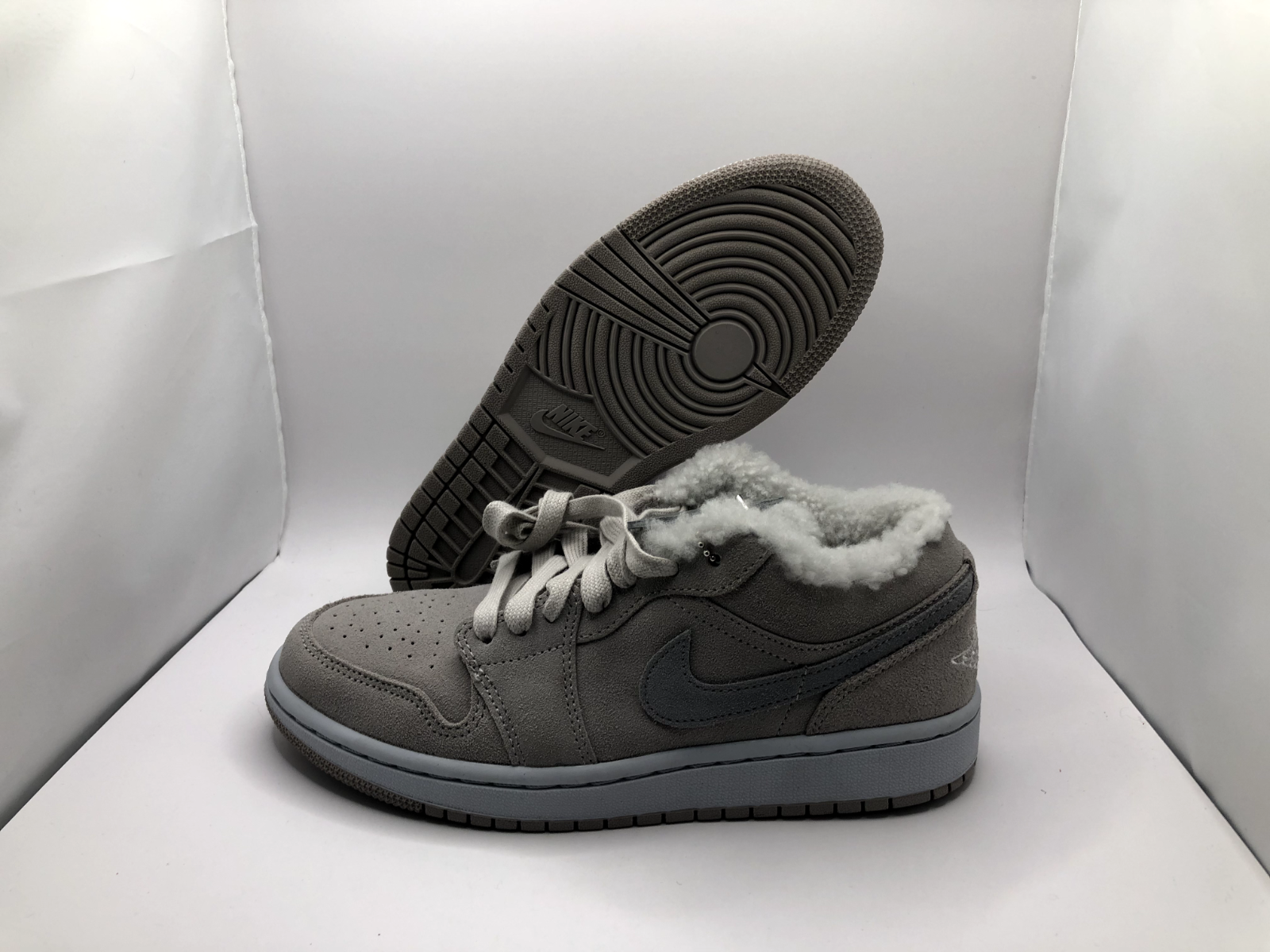 シューズ(女性用) NIKE WMNS AIR JORDAN 1 MID 7.5 Amazon.com: Nike Women's WMNS Air Jordan 1 Mid Trainers