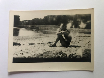 Snapshot Photo originale vintage Jeune Homme maillot de bain assis lac - SB557