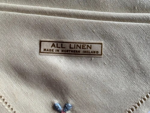 VINTAGE UNUSED SET OF 4  IRISH LINEN TEA NAPKINS AND TABLE RUNNER