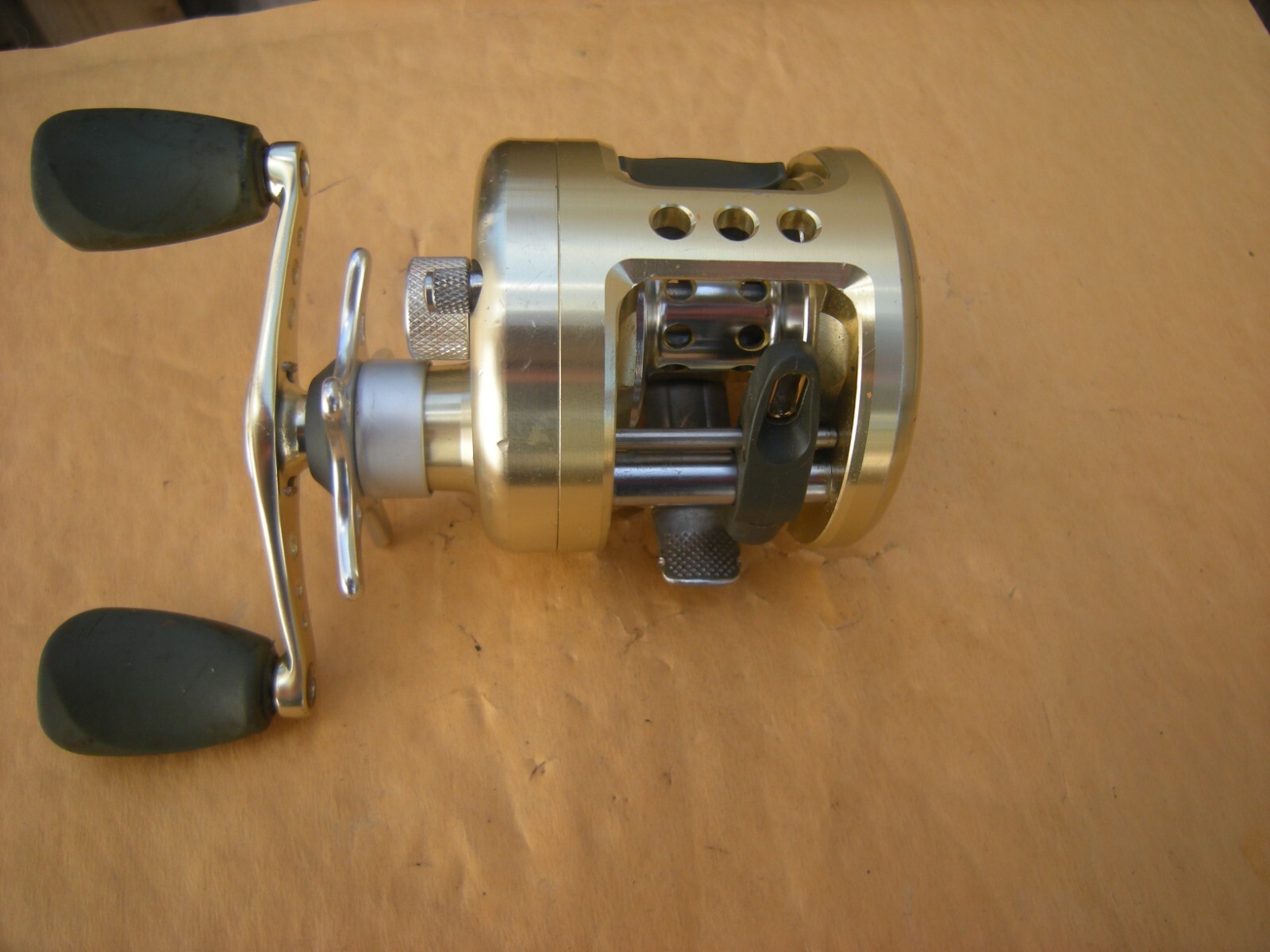OKUMA INDURON Gold Anodized Aluminum IDX 150a Baitcast Fishi