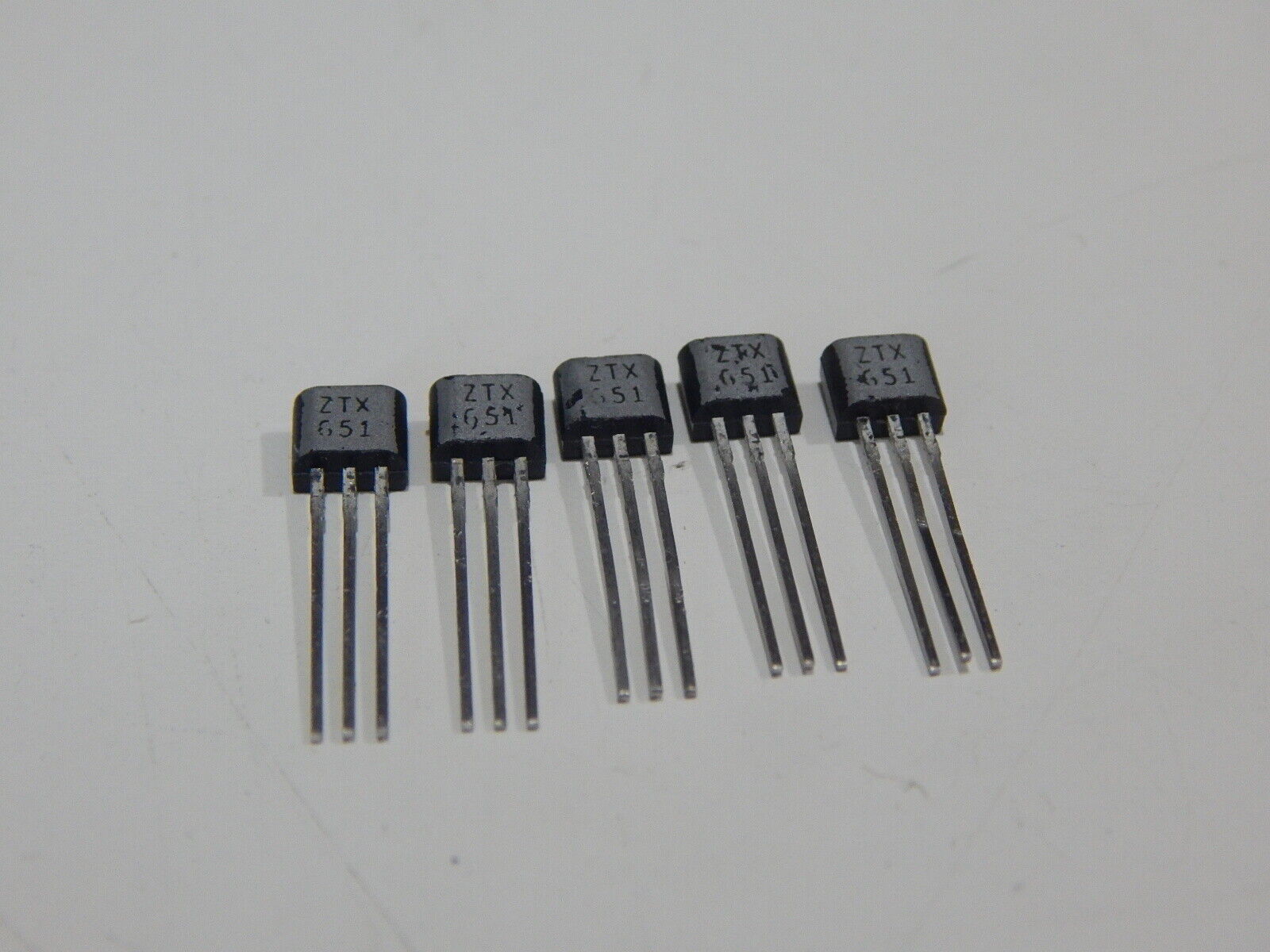 ZETEX ZTX651 NPN 2A 60V TO-92 - LOT OF 5 TRANSISTORS - USA SELLER FAST SHIPPING ZETEX ZTX651 NPN 2A 60V TO-92 - LOT OF 5 TRANSISTORS - USA SELLER FAST SHIPPING