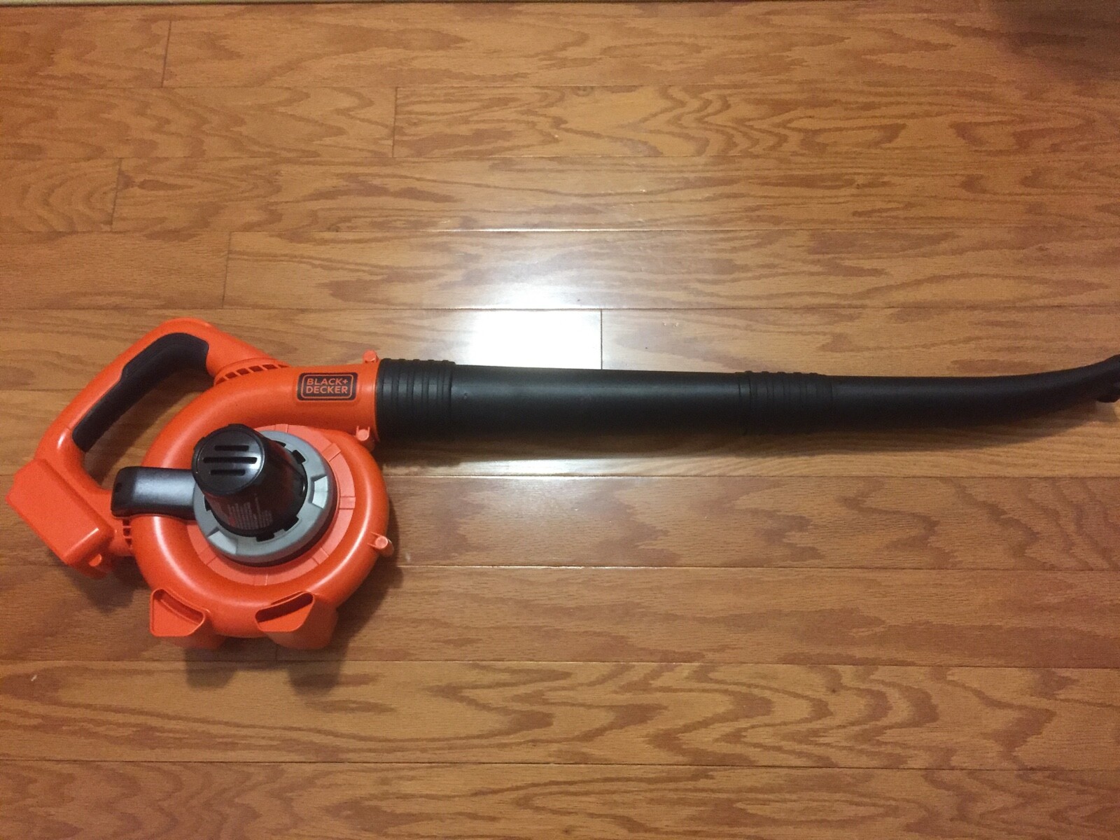 BLACK & DECKER LSW20 20V MAX LITHIUM-ION Handheld Sweeper Blower