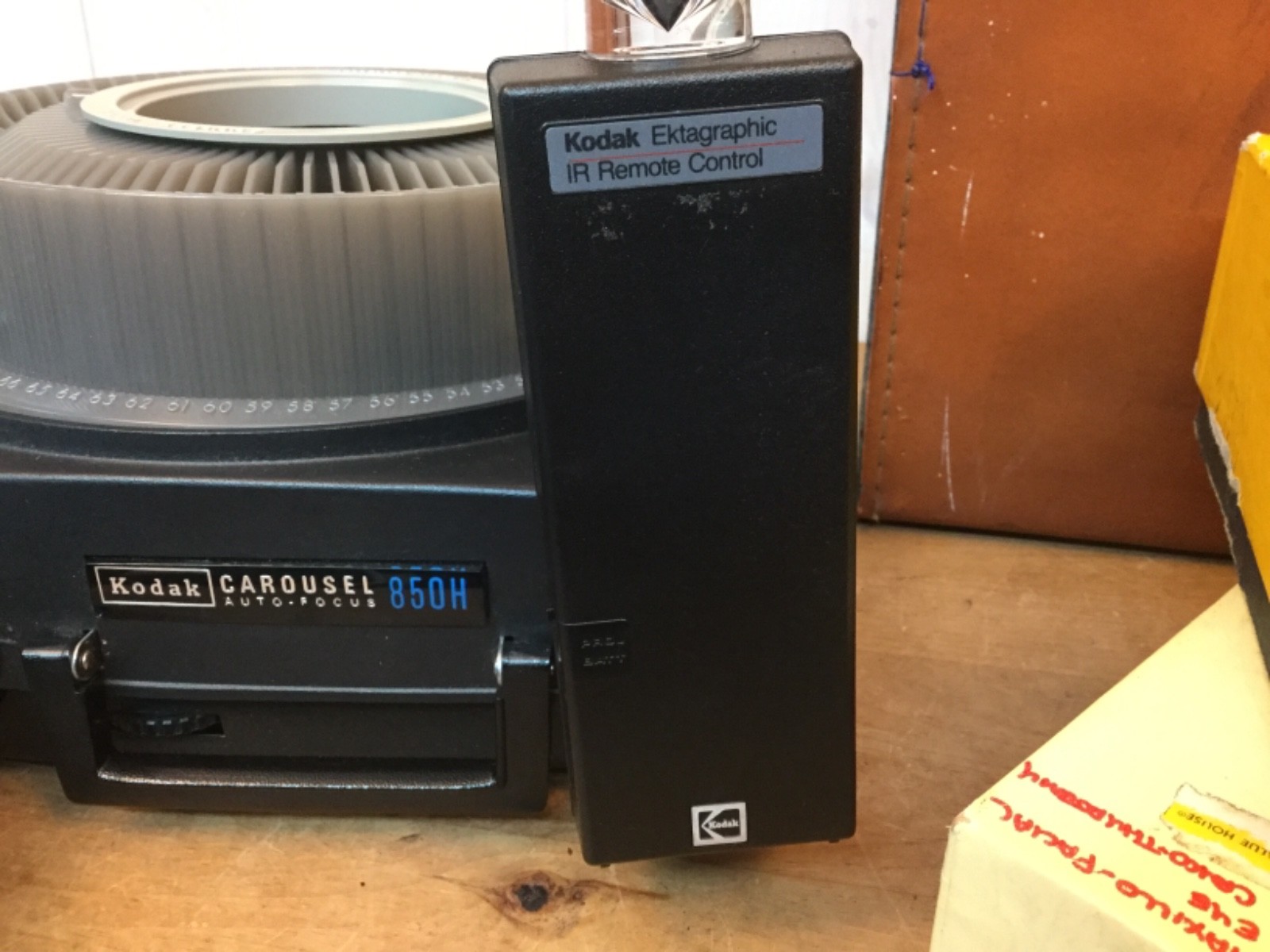 Vintage Kodak Carousel Auto-Focus 850 Slide Projector Remote Leather Carry Case