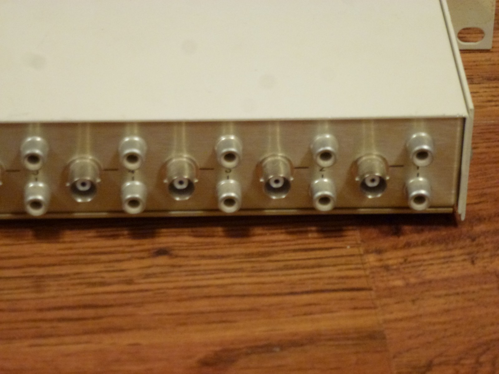 Laird RS-400 routing switcher (BNC video RCA audio) rack mount RS400