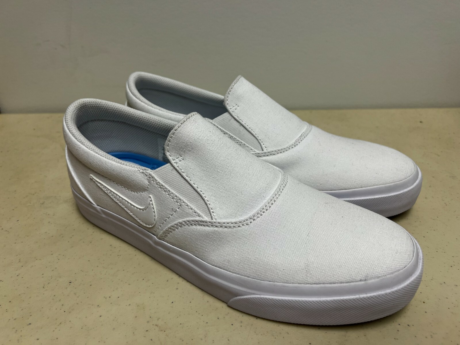 white nike janoski max