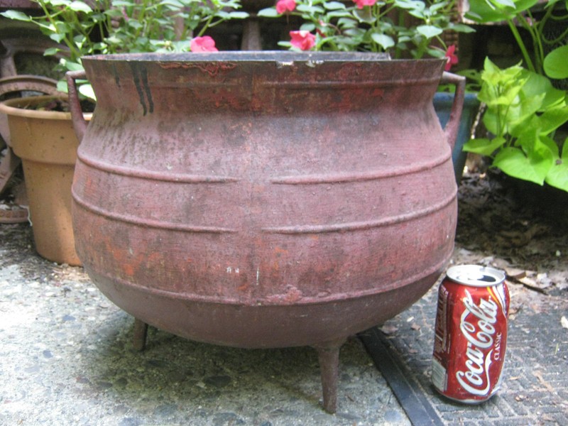 ANTIQUE COUNTRY PRIMITIVE PLANT FLOWER YARD GARDEN CAST IRON CAULDRON