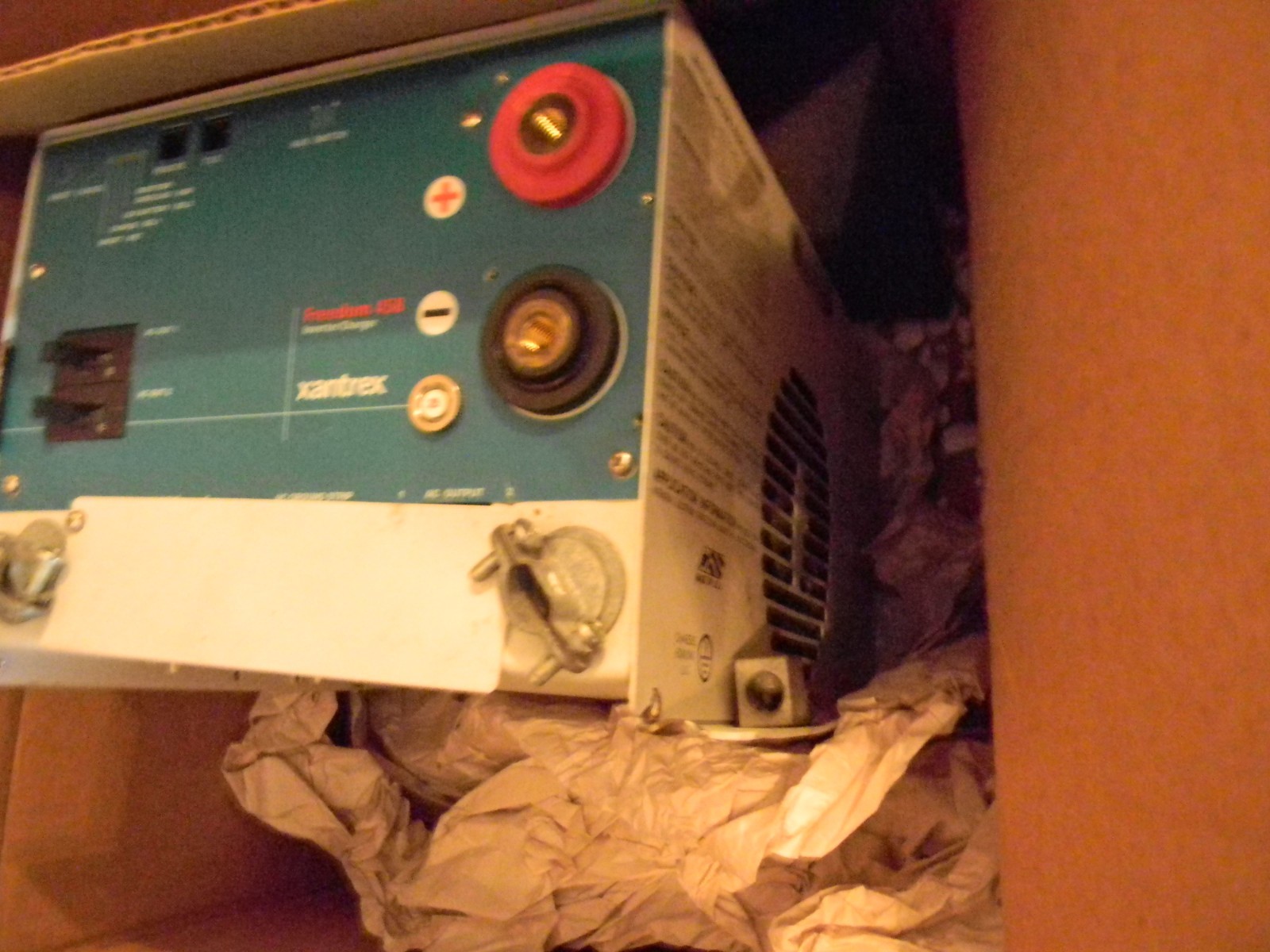 Xantrex Freedom 458 inverter charger 12V 2000W