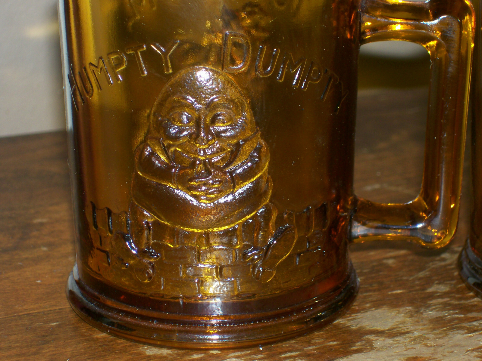 2 Amber Glass Mugs Childs Nursery Rhyme Humpty Dumpty Tom Tom Handle Vintage