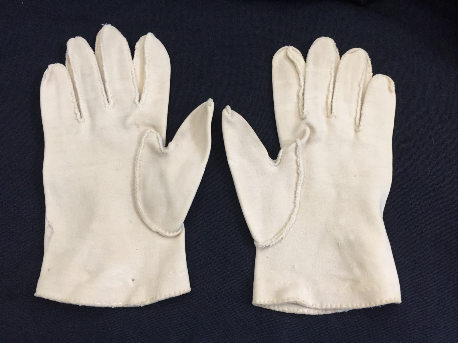 Vintg 1950s Ladies Crescendoe Cotton Gloves Beige Button Cuff Wrist Length 3914B