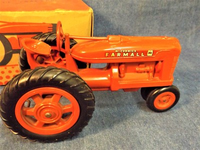 FARMALL M TRACTOR - from 1946 with ORIGNAL BOX - PRODUCT MINIATURE  - 1/16 SCALE