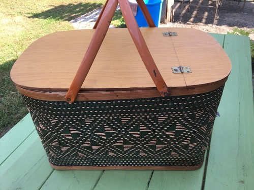 Vtg Hawkeye Picnic Basket Large Burlington IA w Pie Shelf metal Handles Green