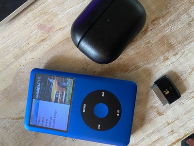 KOKKIA i10s black Tiny Bluetooth iPod Transmitter for iPod/iPhone