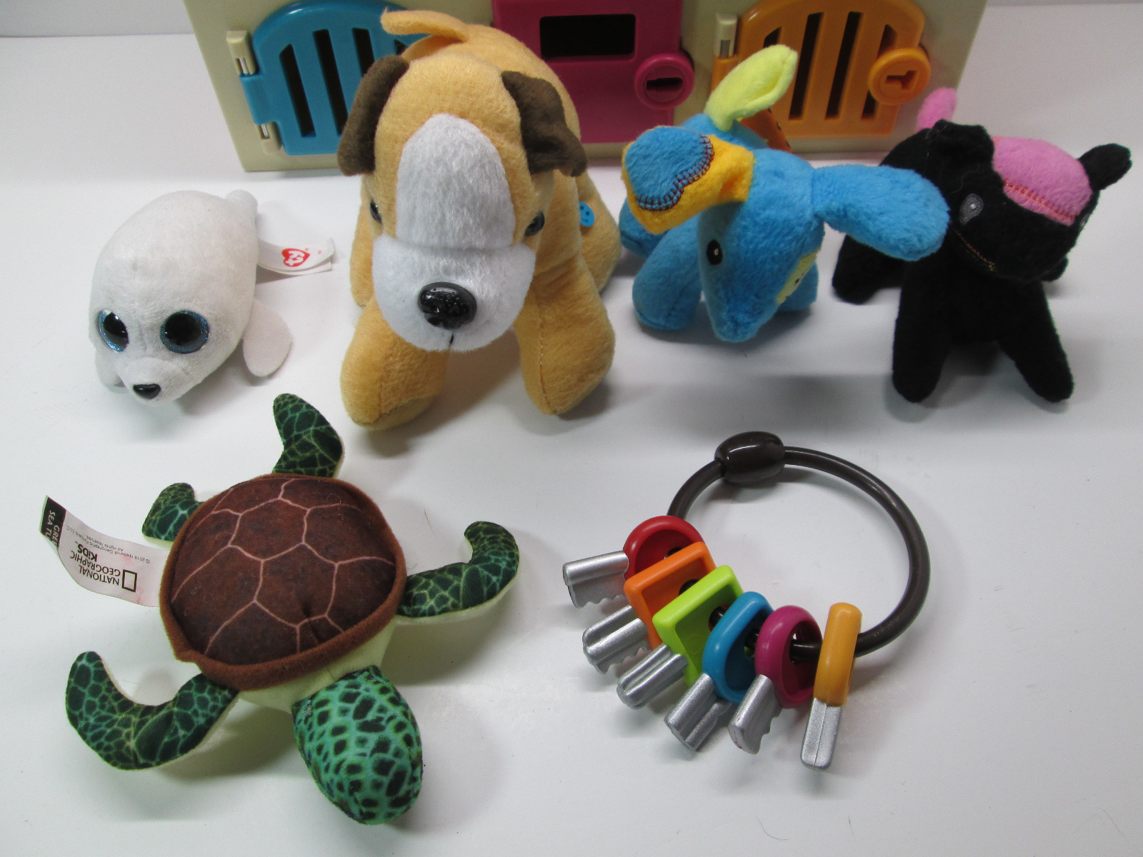 Critter Clinic Toy Vet Play Set Clinic w/ Keys & Critters -Not Original Critters