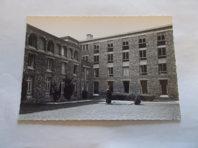 91  Couvent De Saulchoir  Essonne  L Hotellerie Et La Cour Interieure