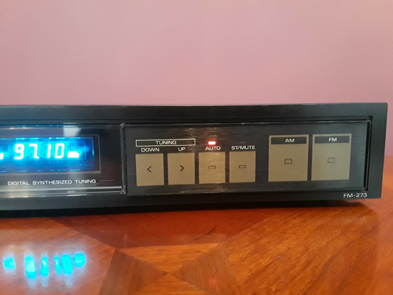 Vintage Fisher FM-273 AM/FM Stereo Synthesizer Tuner