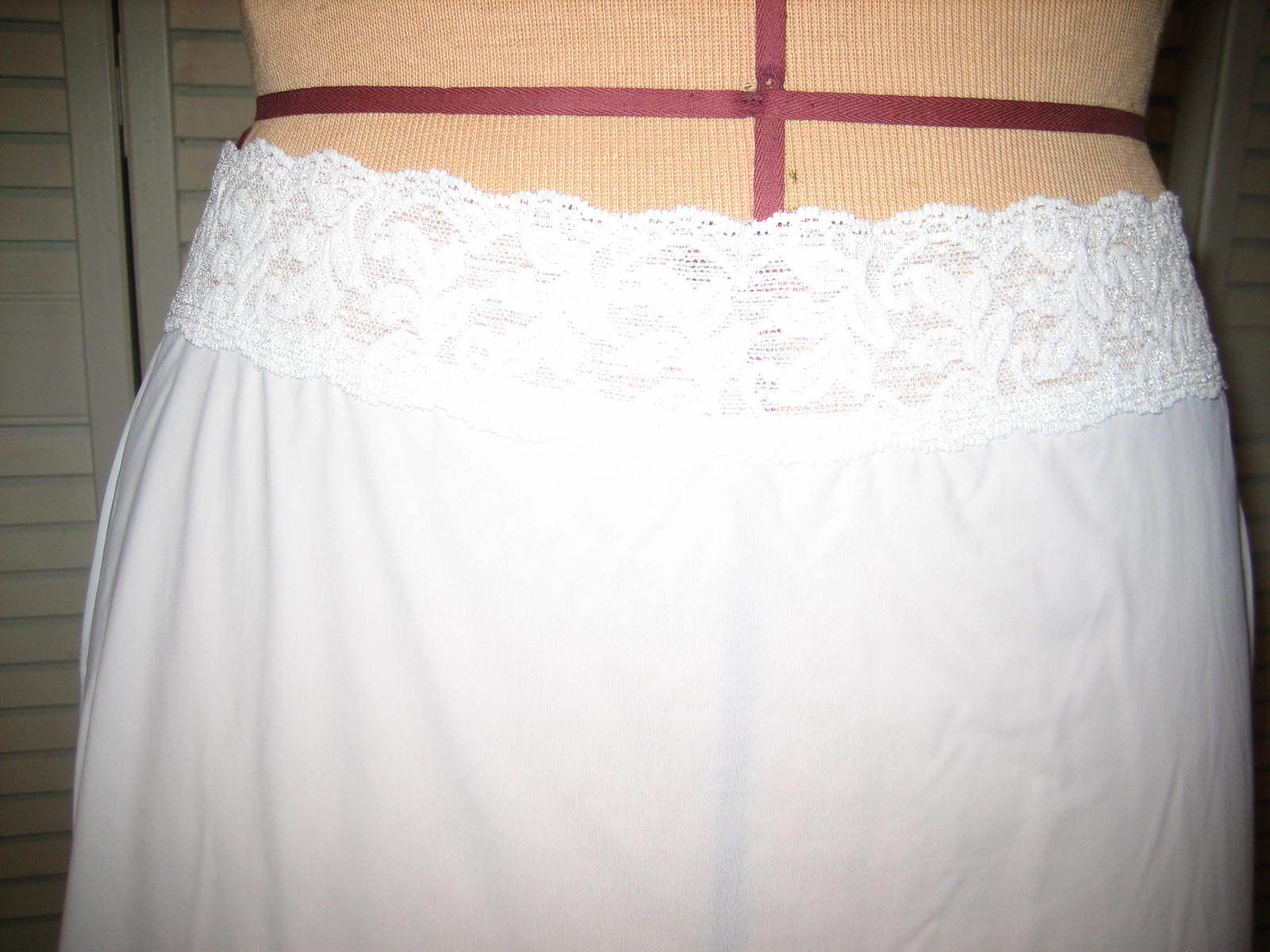 VANITY FAIR White Mini Half Slip, Lace Elastic Waistband - Style 11-072 - Size M