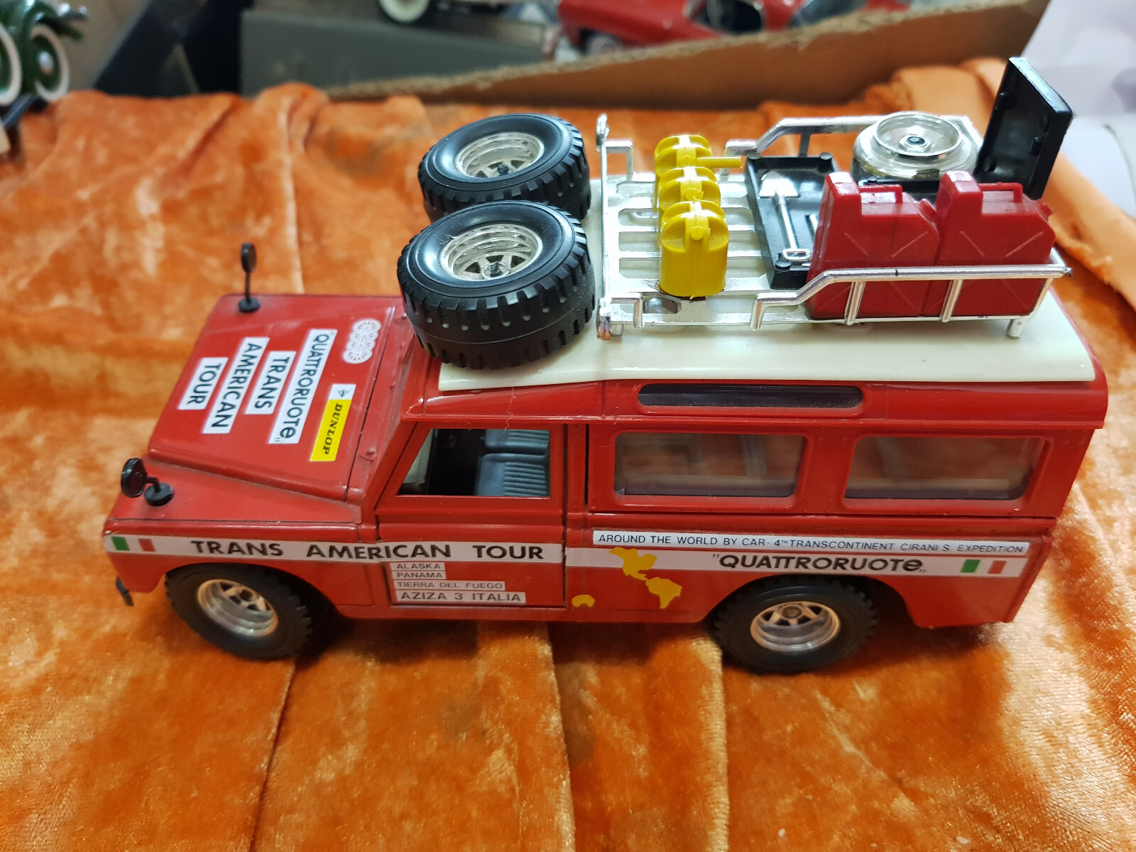 Burago: Land Rover Expeditionsfahrzeug rot/weiss "Trans American Tour" 1/24