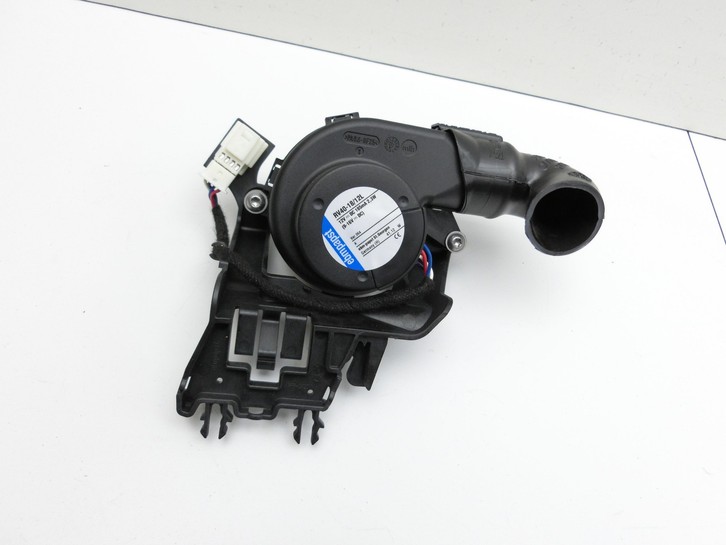 Mercedes W176 A200 12-15 Gebläsemotor Lüftermotor für Multimedia Mercedes W176 A200 12-15 05.11.2012 A2469064700... Vorschau 3