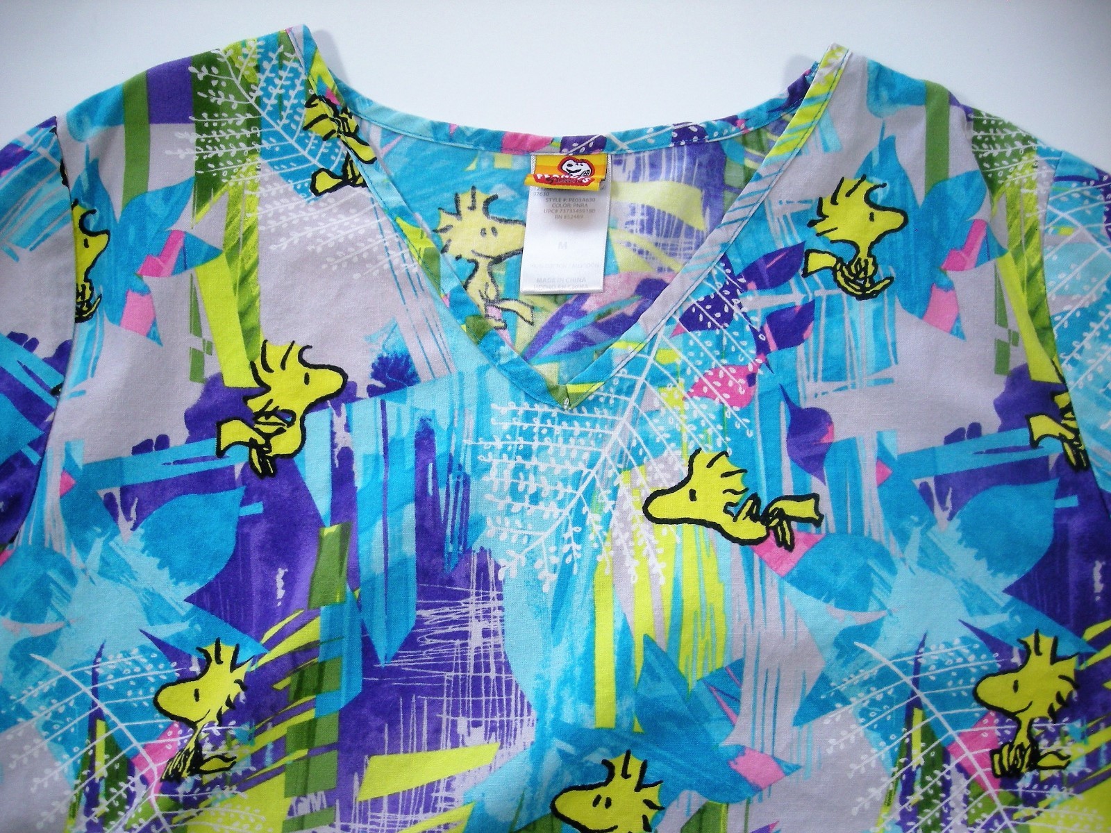 Peanuts sz M Scrub Top V-Neck  Blue Green Purple Yellow Woodstock Pediatric