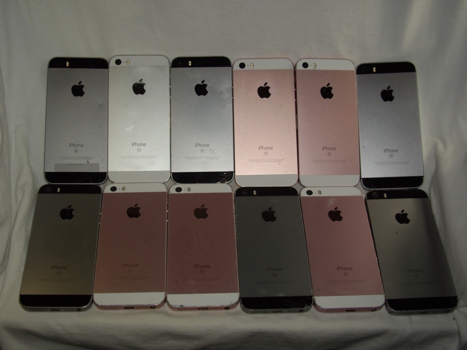 Lot of (12) Apple iPhone SE (1st Gen.) A1662 & A1723 phones