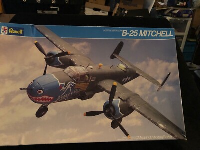Revell 1/48 North American B-25 Mitchell Dirty Dora Vintage 1987 Kit 4585