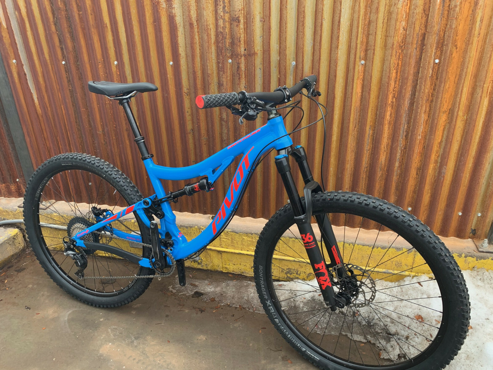 2019 Pivot Switch Blade SLX Medium