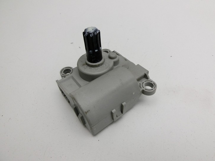 Hyundai Tucson TL 18-20 Luftklappenstellmotor Stellmotor Pos.4 Hyundai Tucson TL 18-20 06.11.2019 D267-NFFLA01 gebraucht Bild 2