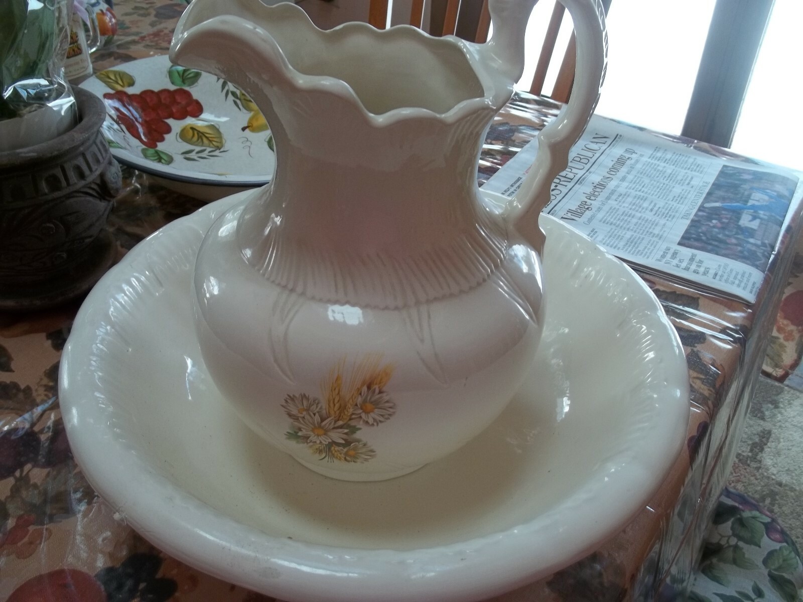WASH BASIN AND WATER PITCHER, CEREMIC
