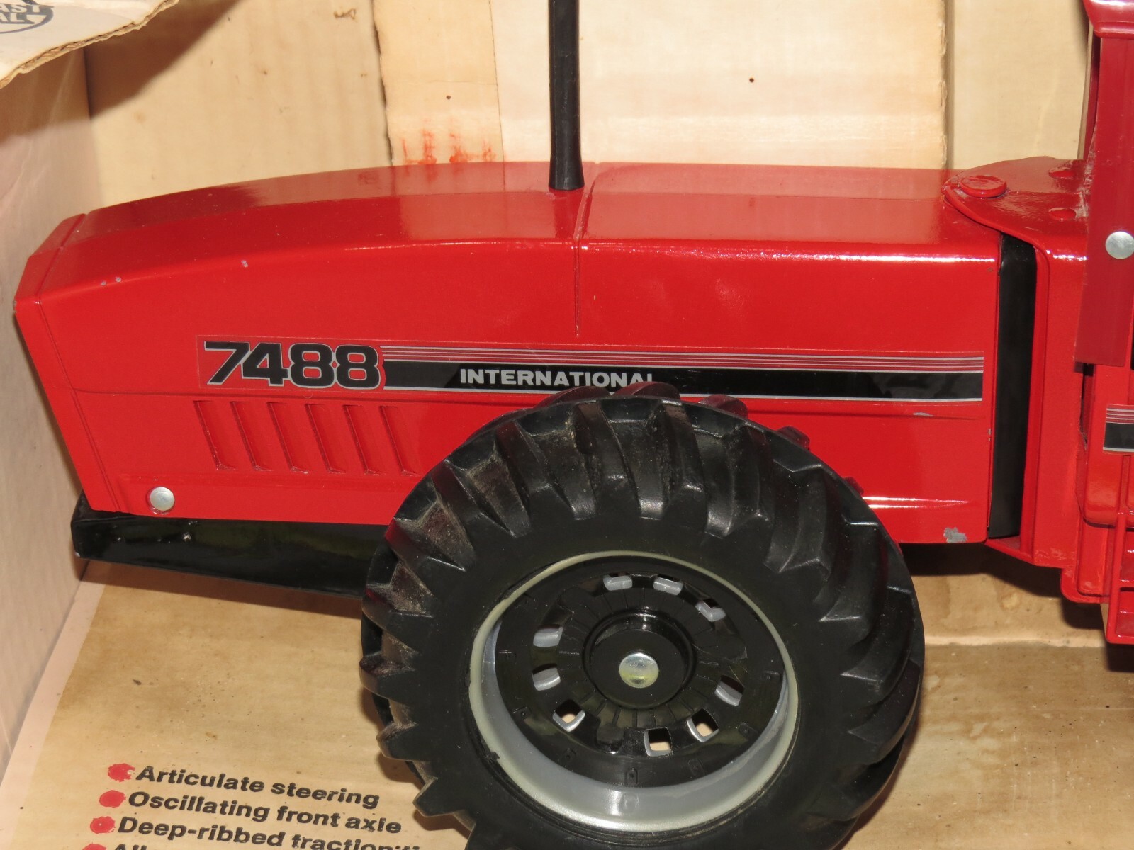 Vintage International Harvester 7488 IH 2+2 4WD Tractor NIB 1:16 dirty box Ertl