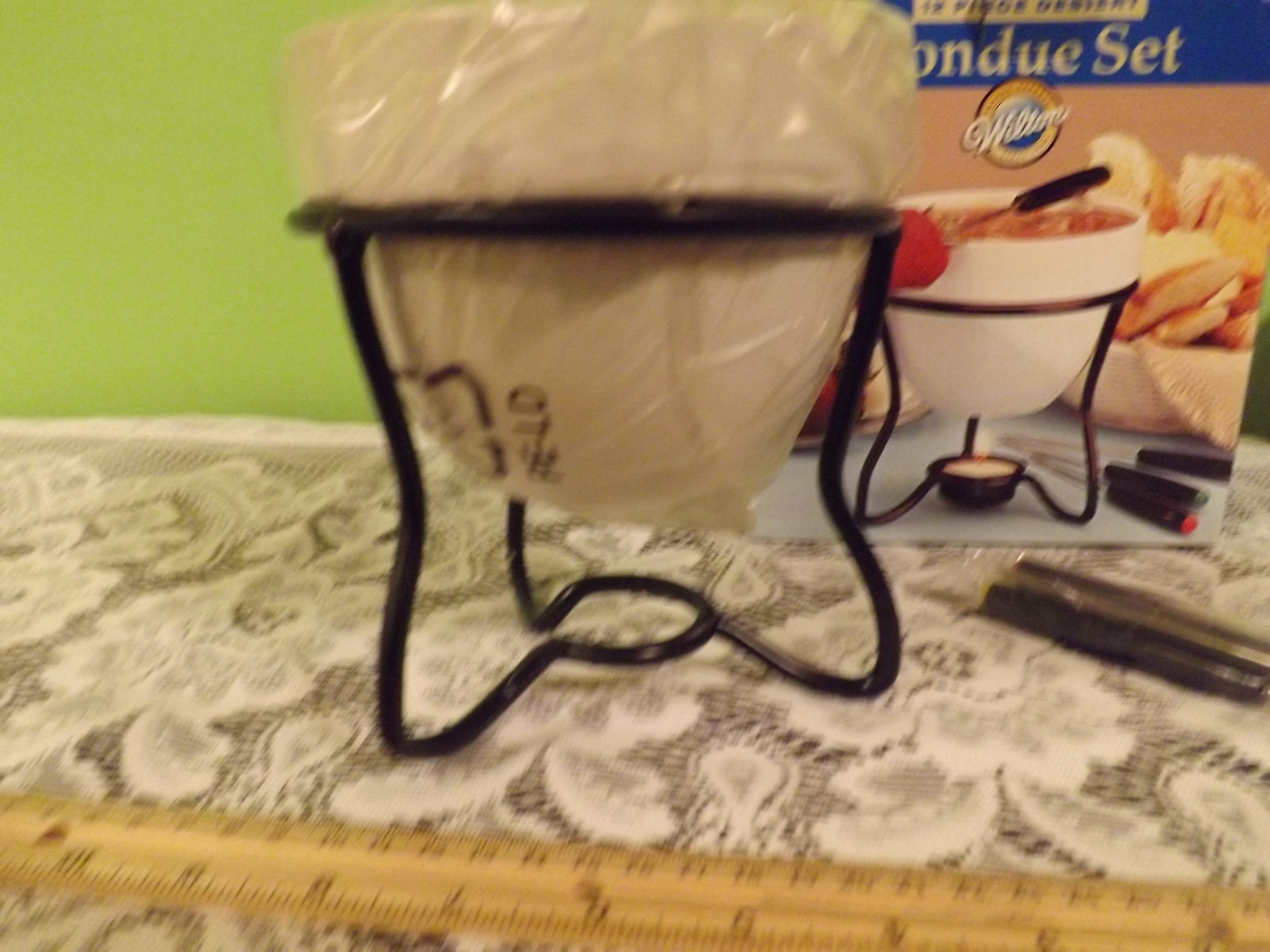 Wilton Fondue 12 piece Dessert, Ceramic Fondue Set with box, Never Used