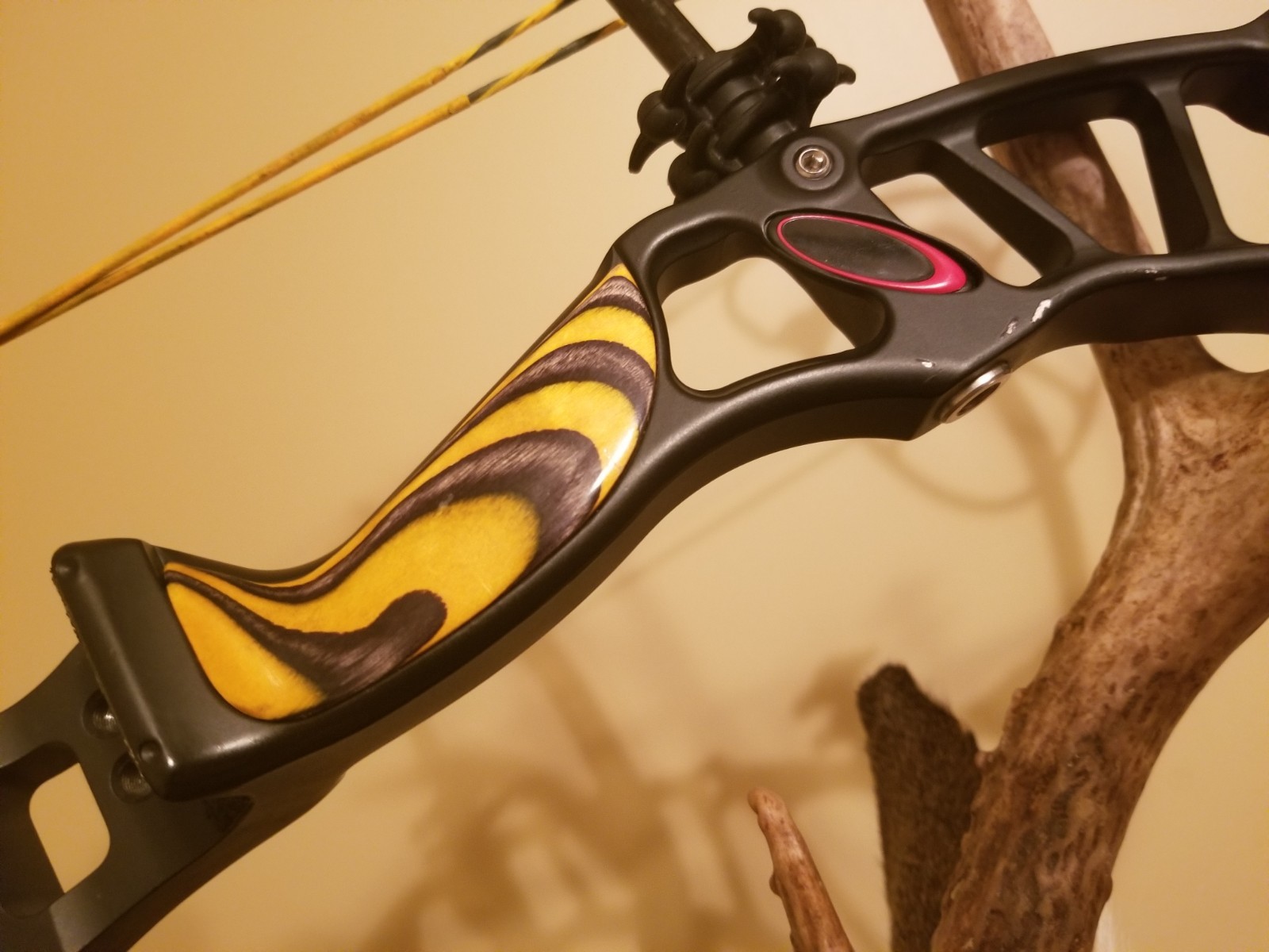 Bowtech Rpm 360 RH Black With Yellow String And Grip 70LB