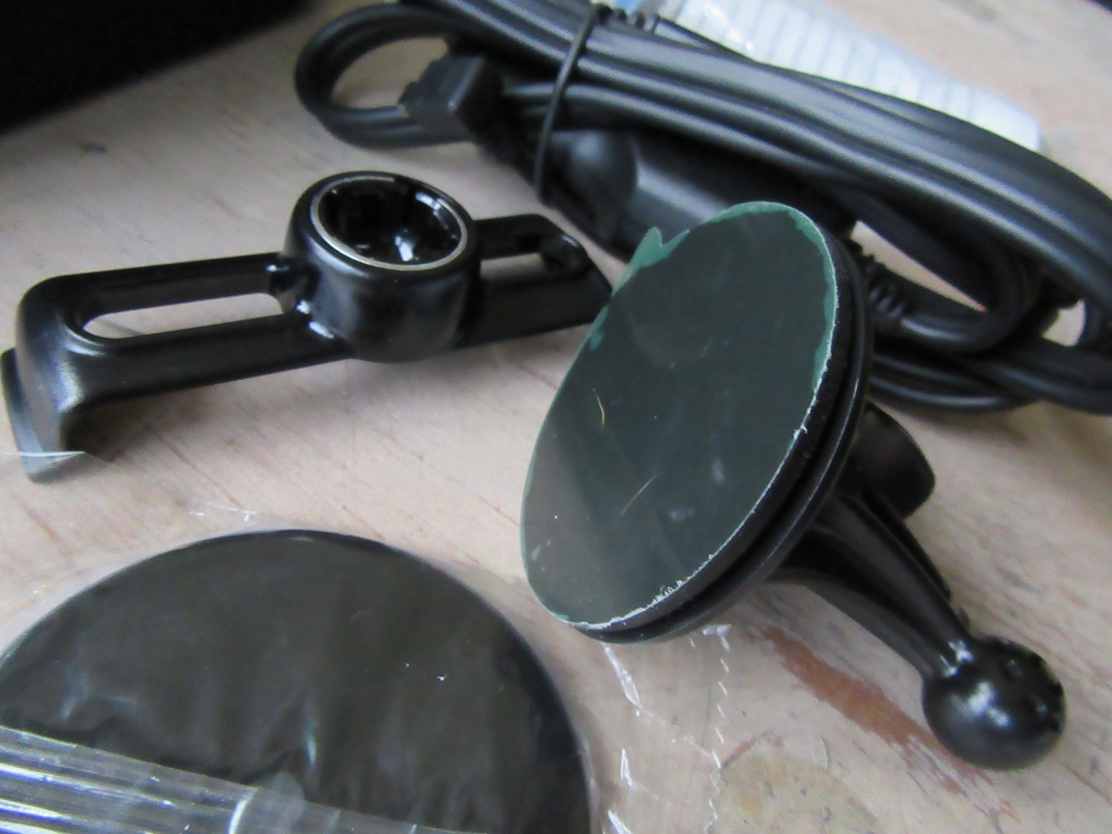 Garmin nüvi 200 GPS BUNDLE w/ 16GB SD Card, Bag + Version 2019.20 US / Canada