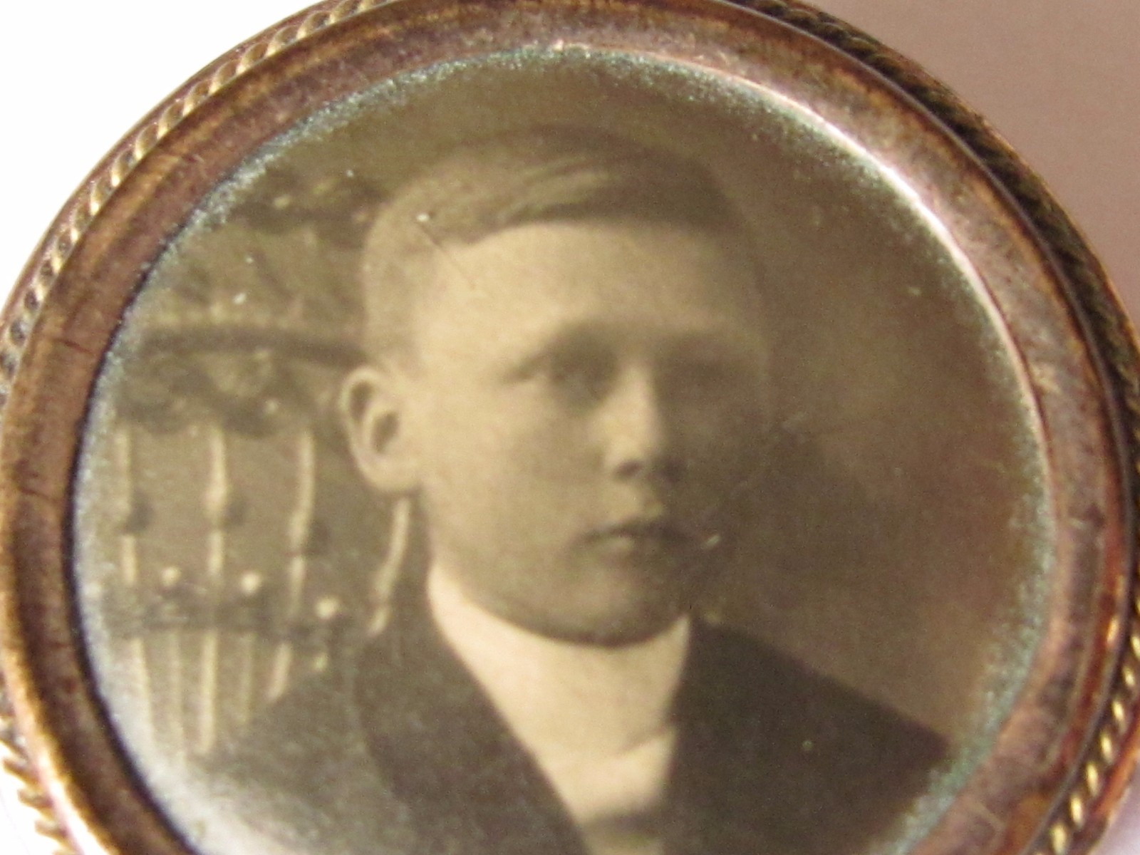 ANTIQUE FANCY  PHOTOGRAPH BROOCH PIN JEWELRY CHILD BOY ON CHAIR