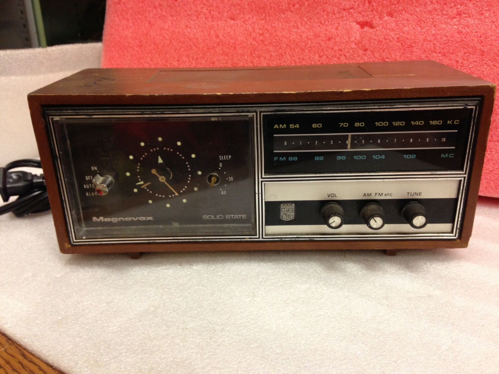 VINTAGE Magnavox Solid State Table Top Radio AM/FM Wood VINTAGE Magnavox Solid State Table Top Radio AM/FM Wood