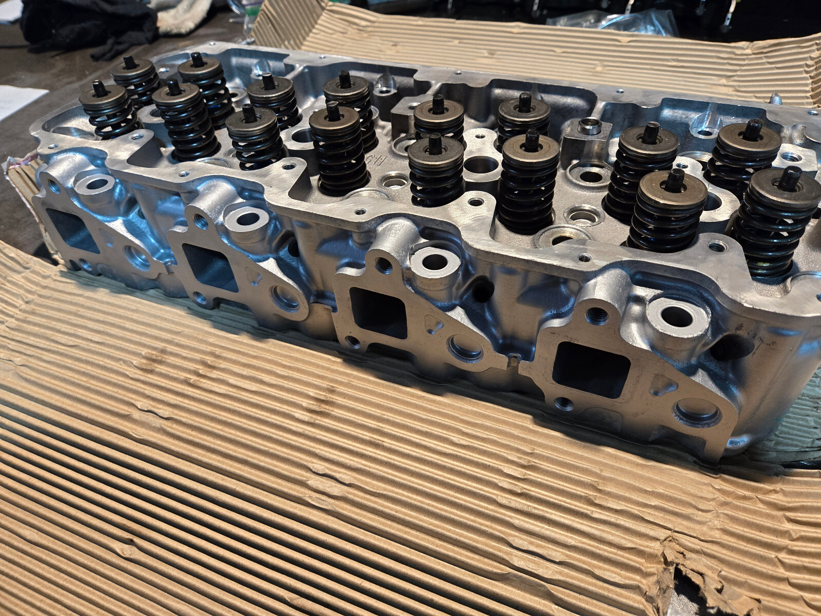 REMAN 11-16 2011-2016 LML DURAMAX 6.6L RH PASSENGER SIDE CYLINDER HEAD - Picture 1 of 12