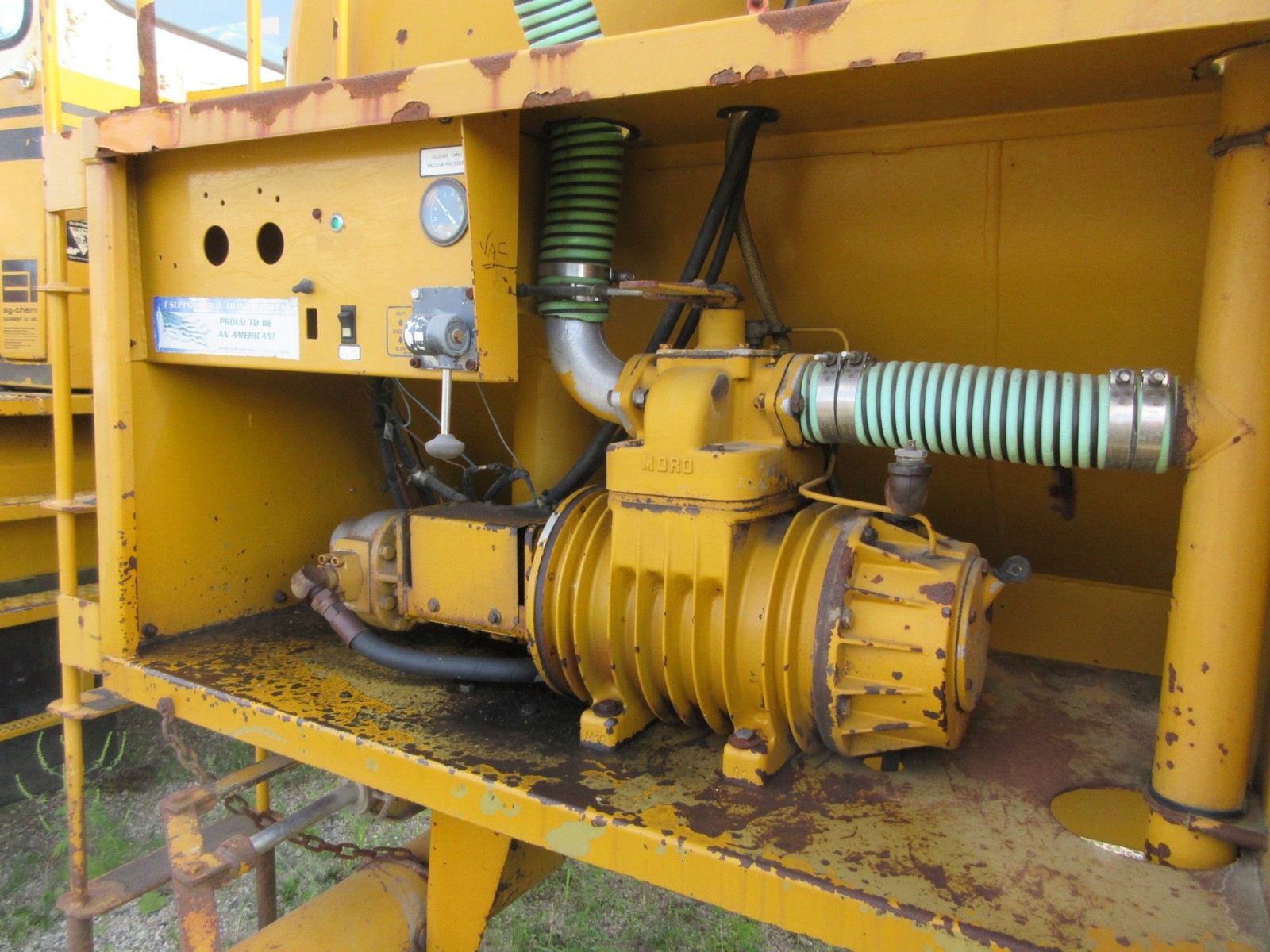 Ag Chem Ag-Gator 2004 4WD Liquid Applicator Manure Spreader Injector 2200 Gallon