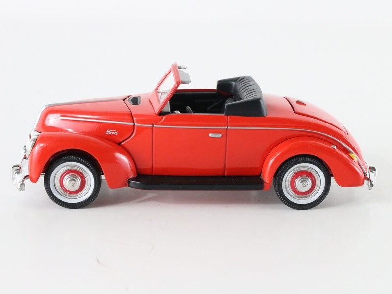 1940 Ford Roadster Convertible Red & Black Golden Wheel 1:32 9520